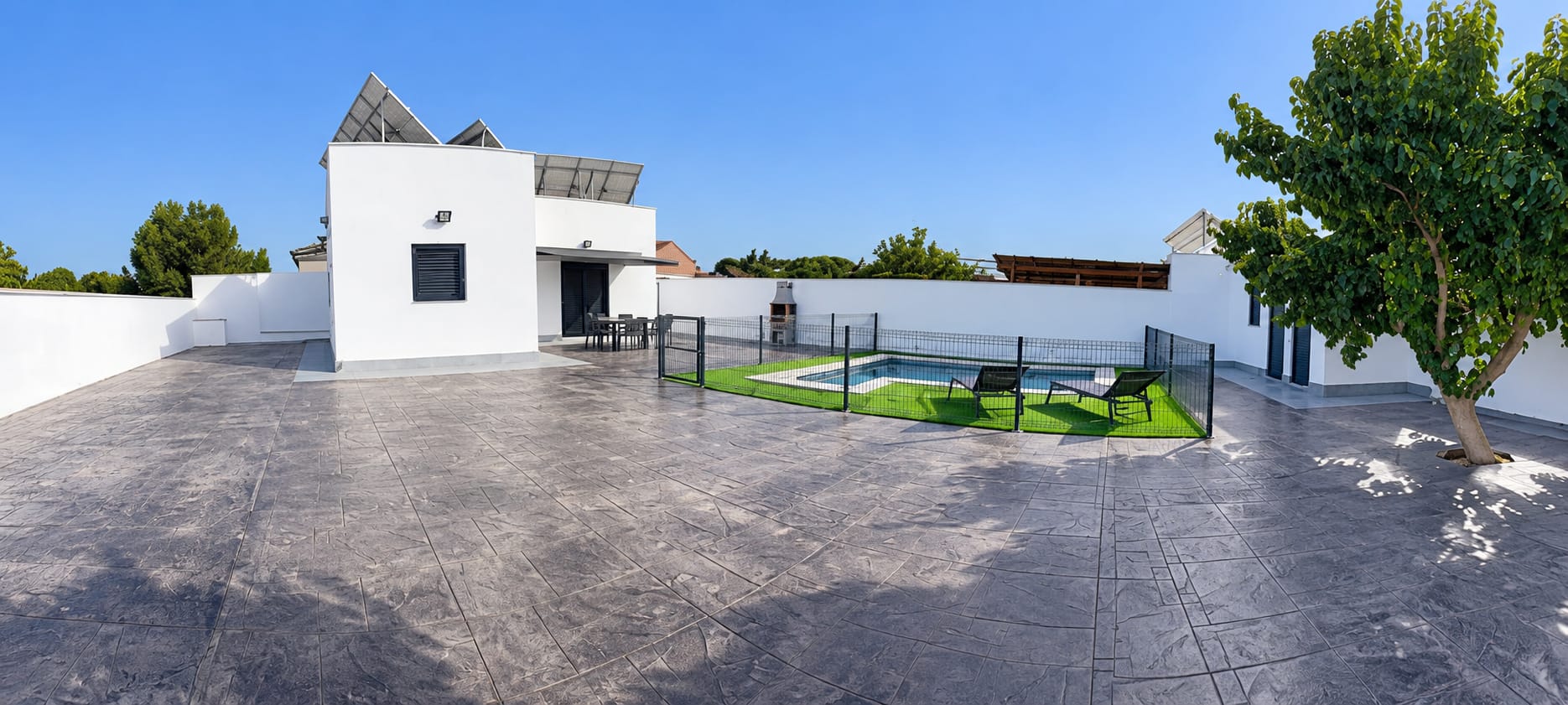 Patio de hormigón impreso, piscina y chalet con placas solares en Camino de Nápoles, Chiclana