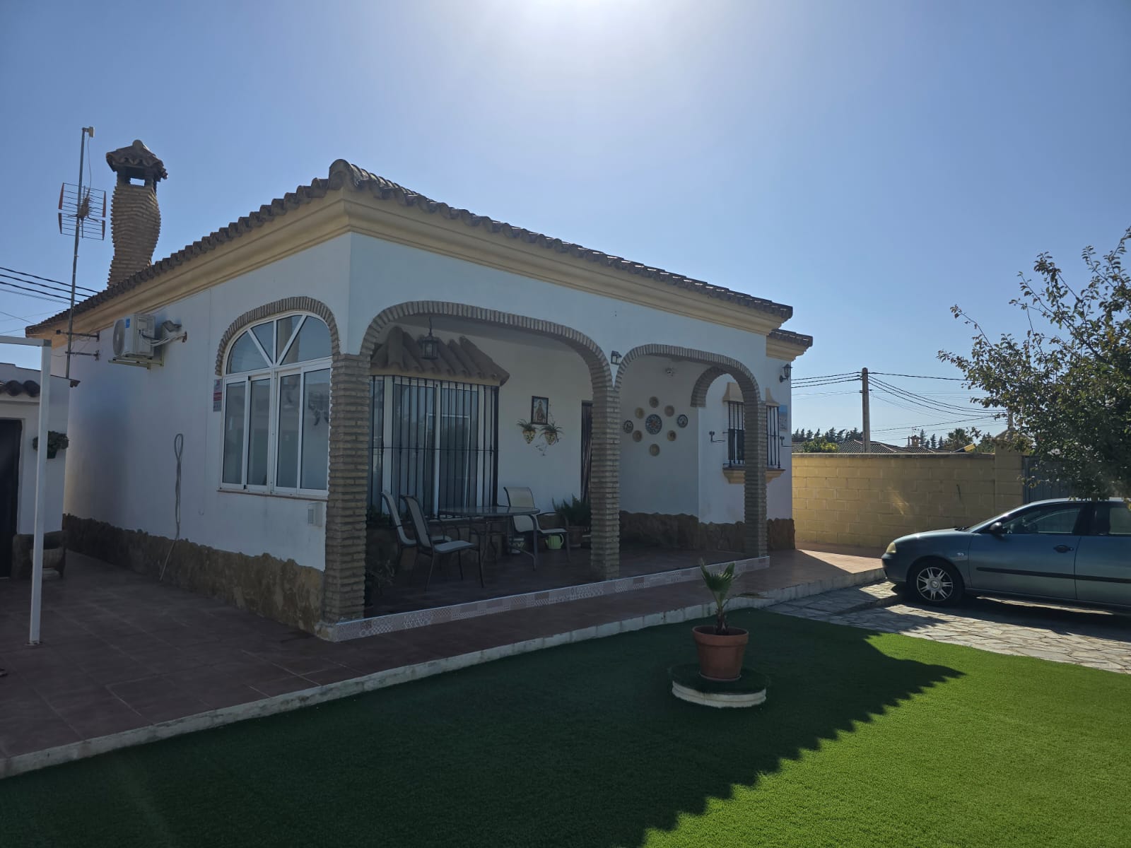 Fachada con porche del chalet con piscina en El Marquesado, Chiclana
