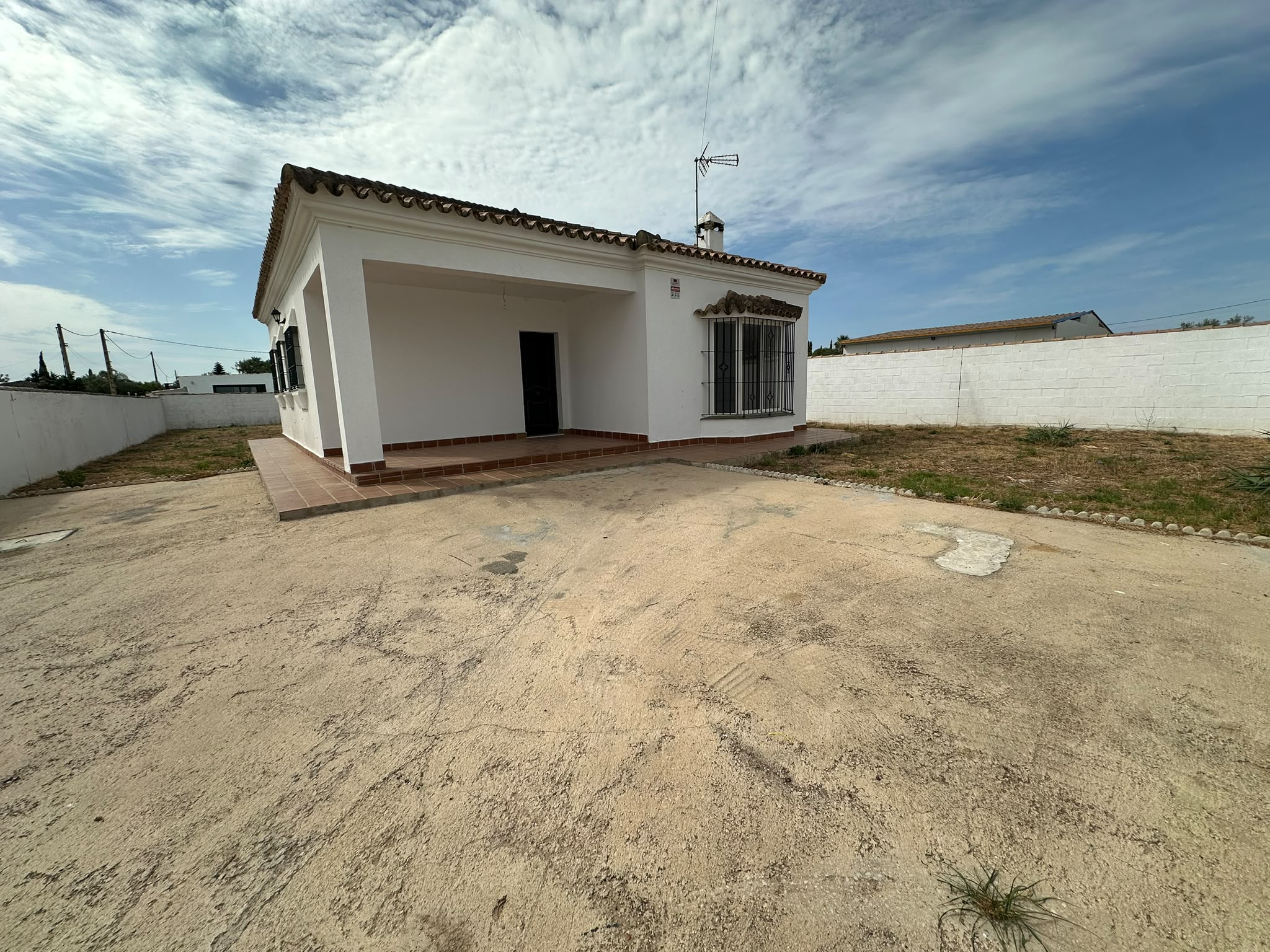 Fachada con porche del chalet de una planta en Camino de las Cabras, Chiclana