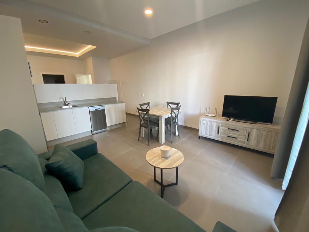 Salón con cocina abierta de uno de los apartamentos turísticos en Conil de la Frontera