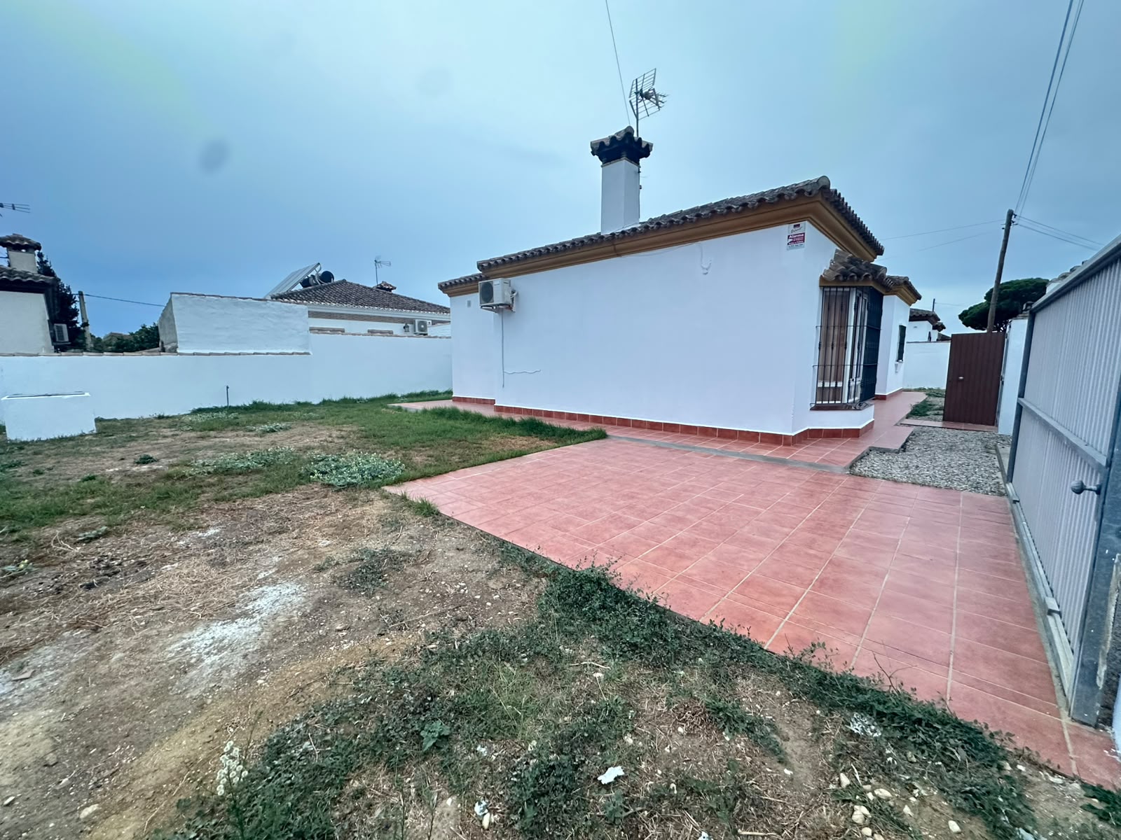 Chalet de una planta con terraza y jardín vallado en Pago del Humo