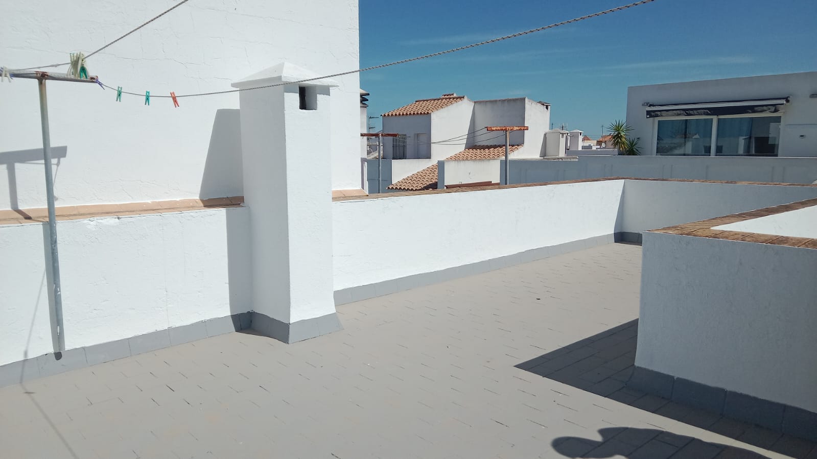 Azotea amplia del adosado con chimenea y vistas a los tejados de El Mayorazgo